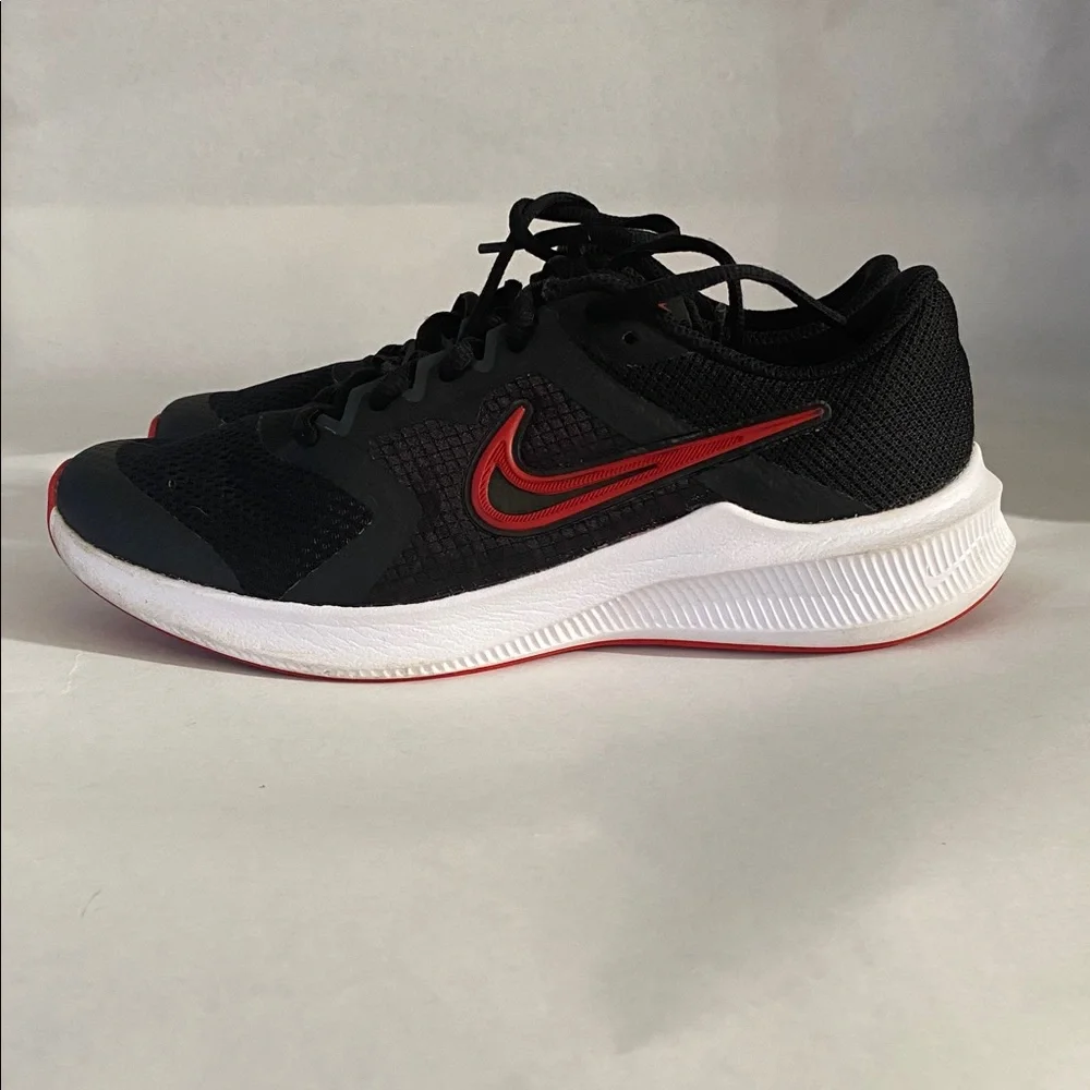 Nike Black and Red Running Sneakers - Picture 3 of 7
